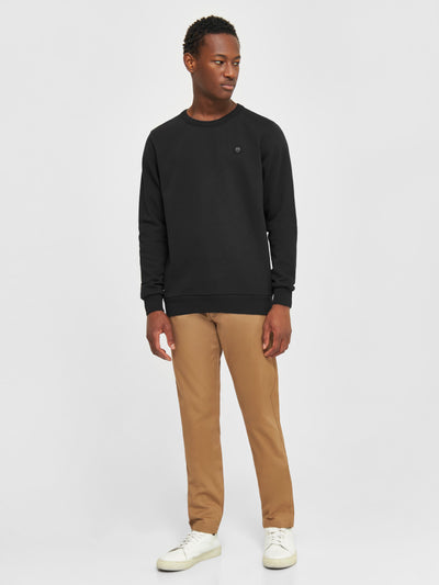 Sweatshirt Erik Basic Badge Black Jet von Knowledge Cotton Apparel.