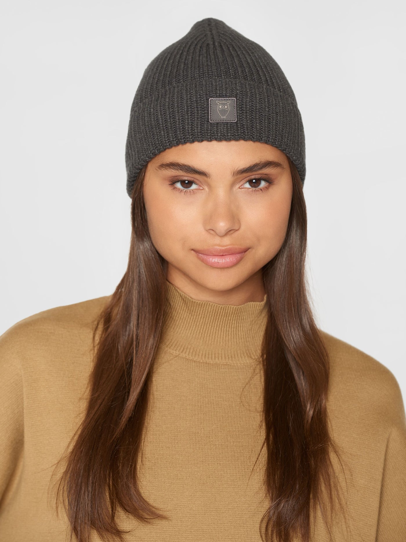 Mütze Rib Hat Dark Grey Melange von Knowledge Cotton Apparel.