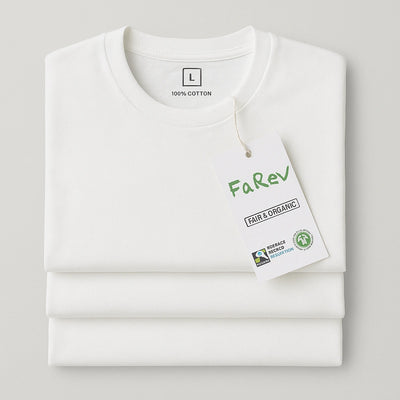 Drei übereinander gestapelte weiße Bio-Baumwoll-T-Shirts mit FaRev-Hangtag am Kragen, nachhaltig und fair produziert.