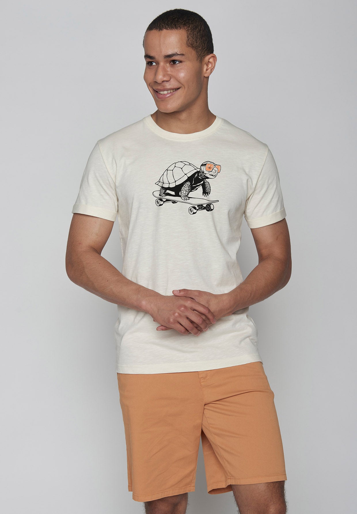 T-Shirt Animal Turtle Roll On Creme White von Greenbomb.