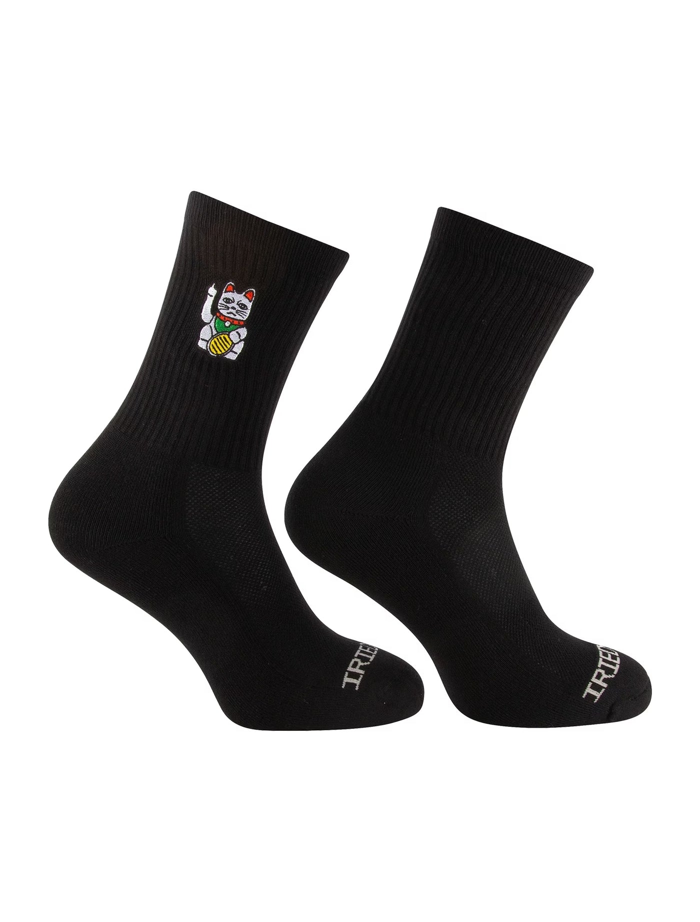 Schwarze Iriedaily-Socken aus Bio-Baumwolle mit eingestickter Winkekatze am Knöchel und weißem Iriedaily-Logo an der Fußspitze.