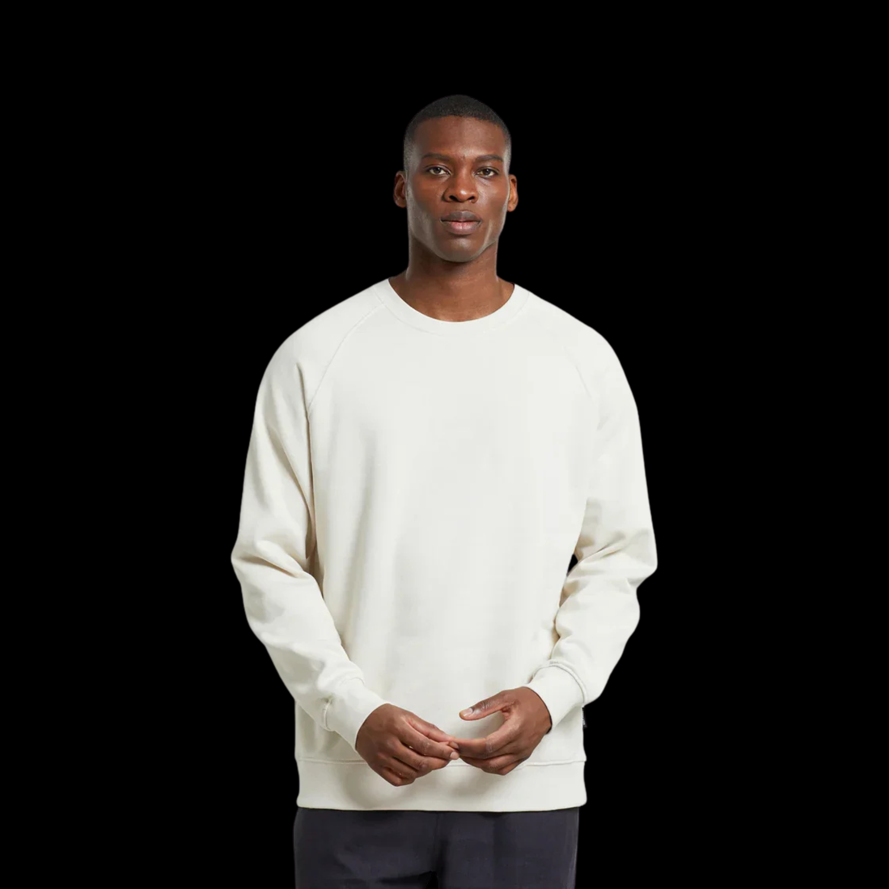 Mann trägt nachhaltigen cremefarbenen Sweatshirt aus Bio-Baumwolle. Minimalistischer Pullover für Herren – fair produziert und hautfreundlich.