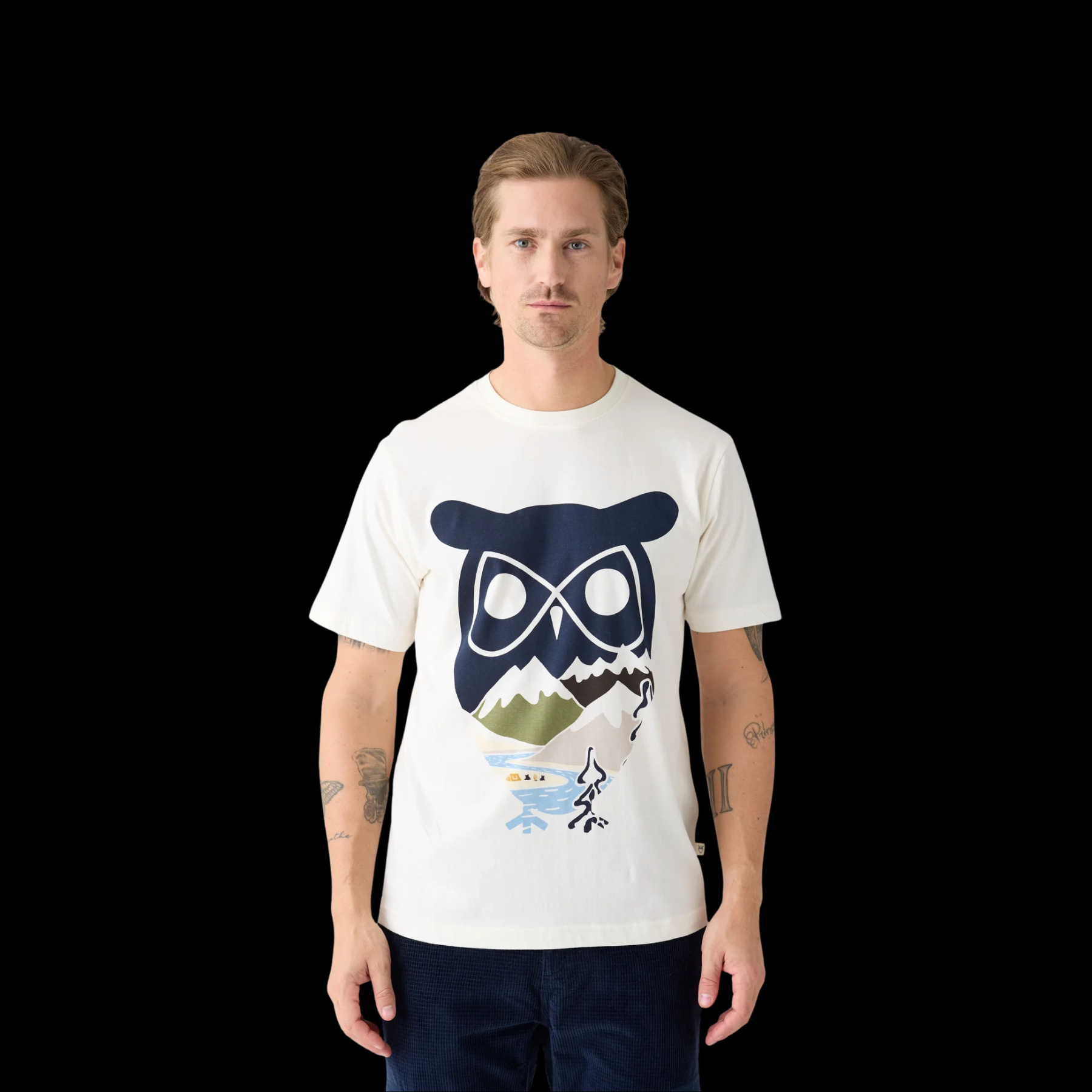 Mann trägt nachhaltiges T-Shirt aus Bio-Baumwolle mit Eulenprint. Faire nachhaltige Kleidung für Herren – weich, vegan und hautfreundlich.