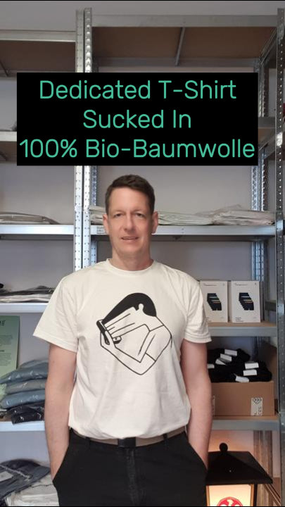 Daniel trägt das nachhaltige T-Shirt Stockholm Sucked In in Off-White von Dedicated Brand – aus Bio-Baumwolle, fair produziert und besonders angenehm zu tragen.