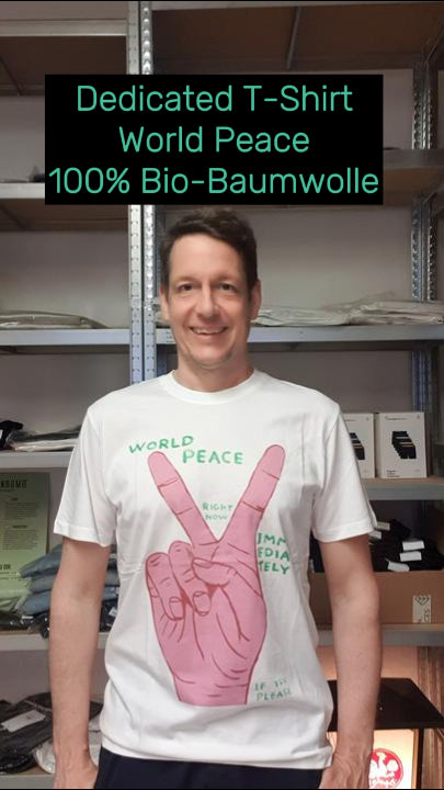 Daniel trägt das nachhaltige T-Shirt Stockholm World Peace in Weiß von Dedicated Brand – aus Bio-Baumwolle, fair produziert und angenehm weich auf der Haut.