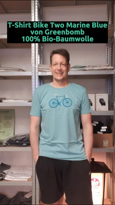 Daniel trägt das nachhaltige Greenbomb T-Shirt Bike Two Guide in Marine Blue aus Bio-Baumwolle – lässiger Look, hautfreundlich und bequem für Alltag und Freizeit.