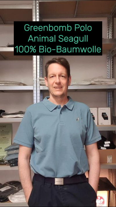Daniel trägt das nachhaltige Polo Animal Seagull Strike in Sloppy Blue von Greenbomb – aus Bio-Baumwolle, fair produziert und angenehm luftig auf der Haut.