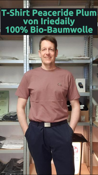 Daniel präsentiert das nachhaltige Iriedaily T-Shirt Peaceride Emb Plum aus Bio-Baumwolle – zeigt Passform, Tragegefühl und Details des Shirts.