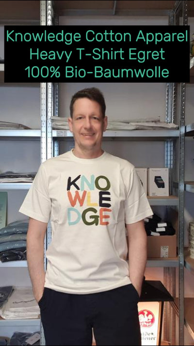 Daniel trägt das nachhaltige Regular Short Sleeve Heavy Single T-Shirt in Egret von Knowledge Cotton Apparel – aus robuster Bio-Baumwolle, fair gefertigt und angenehm zu tragen.