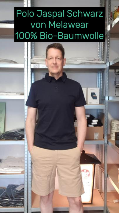 Daniel trägt das nachhaltige Poloshirt Jaspal in Schwarz von Melawear – aus fair gehandelter Bio-Baumwolle, hautfreundlich, bequem und modern geschnitten.