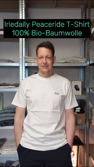 Daniel trägt das nachhaltige T-Shirt Peaceride Emb in Weiß von Iriedaily – aus Bio-Baumwolle, fair produziert und angenehm weich auf der Haut.