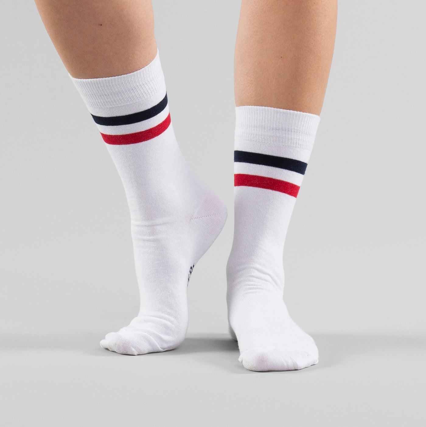 Socks Sigtuna Double Stripes in weiß mit blauen und roten Streifen.