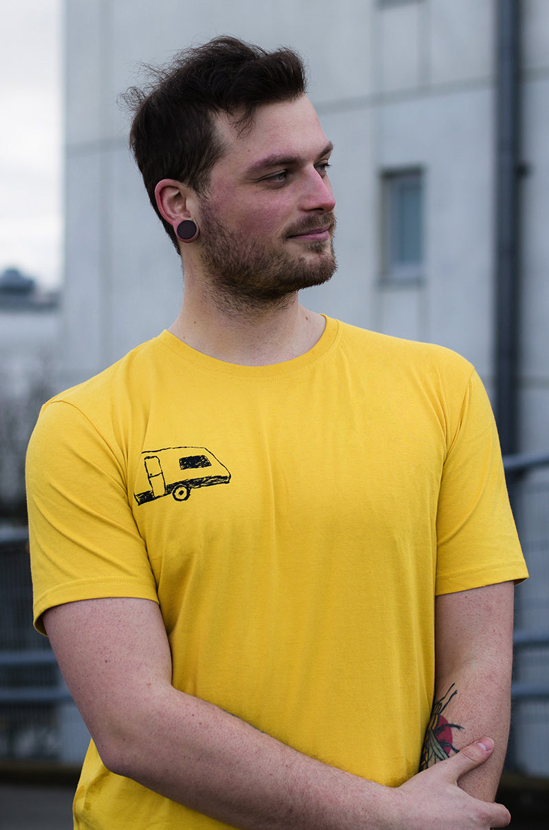 Ilovemixtapes Wohnwagen Ceylon Yellow T-Shirt Rundhals Gelb. Nachhaltige Bekleidung für Männer. Bio, fair & vegan. green.in.pieces