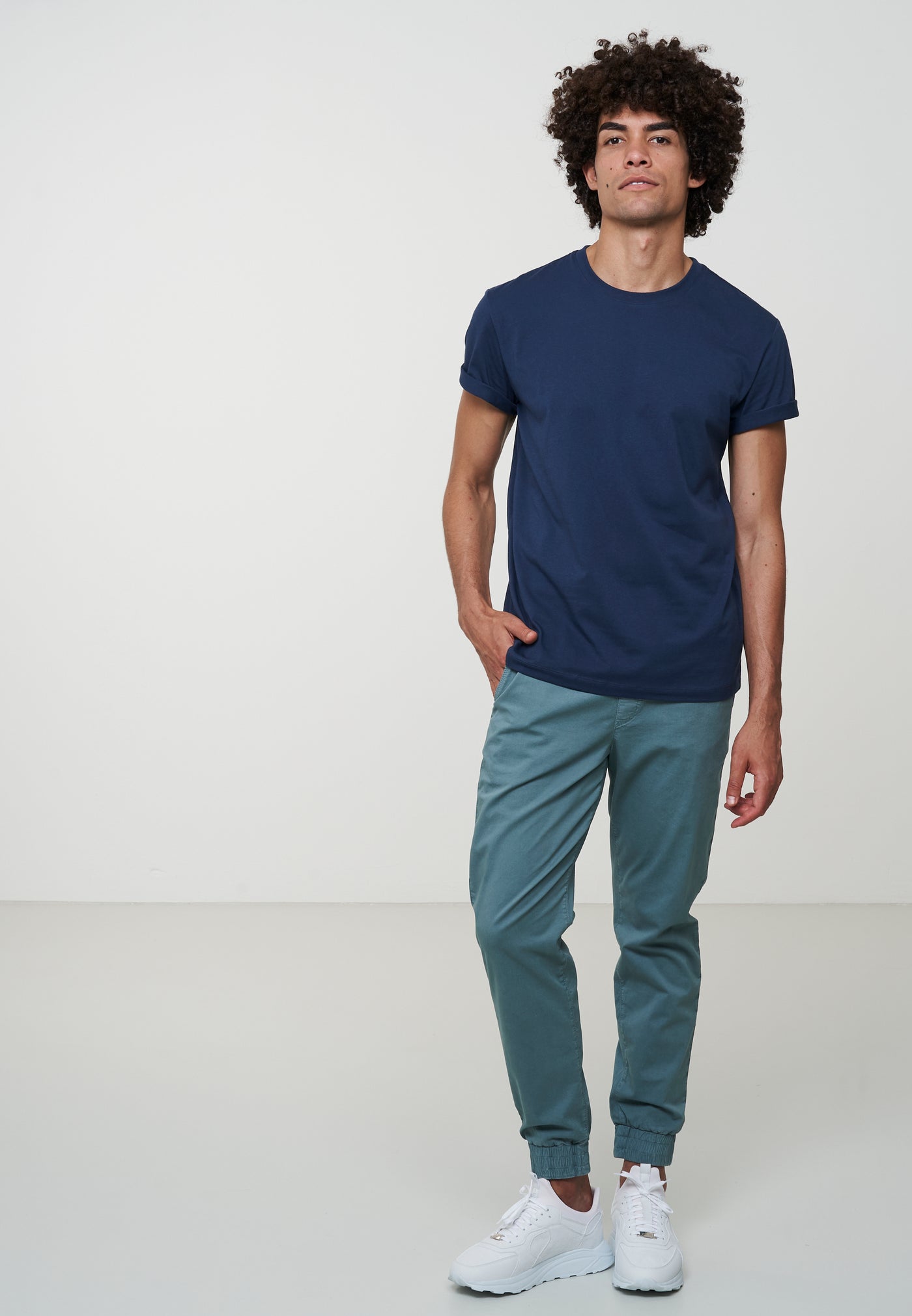 T-Shirt Agave Navy von Recolution. Das Shirt ist blau und aus Bio-Baumwolle. Du belommst es im Onlineshop von green.in.pieces.
